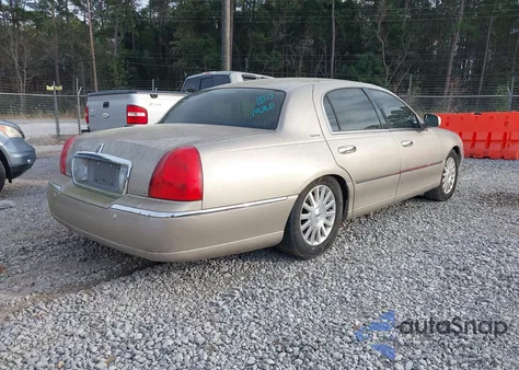 2003 Lincoln Town Car Signature from USA, damaged, VIN 1LNHM82WX3Y700391